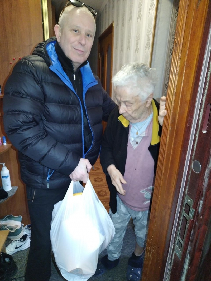 31.03.2025 Продовжуємо робити добрі справи!  Громадський дипломат ГО &laquo; Міжнародна Дипломатична місія &laquo;ОБСЕ&raquo; Сергій Дацюк передав хворій людині похилого віку продукти харчування.