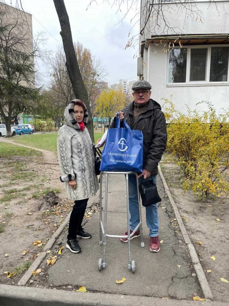 13.11.2024 Продовжуємо робити добрі справи!  Заступник голови правління (громадський дипломат) ГО &laquo; Міжнародна Дипломатична місія &laquo;ОБСЕ&raquo; Володимир Загоруйко з волонтерами передав хворій людині ходунки та продукти харчування.