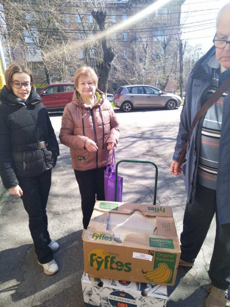 15.04.2025 Продовжуємо робити добрі справи!  Заступник голови правління (громадський дипломат) ГО &laquo; Міжнародна Дипломатична місія &laquo;ОБСЕ&raquo; Володимир Загоруйко передав продукти харчування малозабезпеченим.