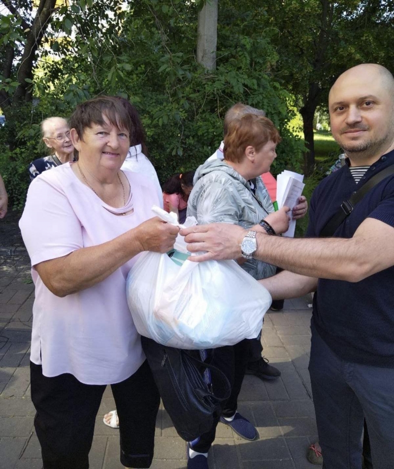 9.06.2024 Продовжуємо робити добрі справи, громадський дипломат ГО &laquo;Міжнародна дипломатична місія &laquo;ОБСЕ Дмитро Диненков передає Киянкам які мешкають на Теремках 1 продукти харчування.