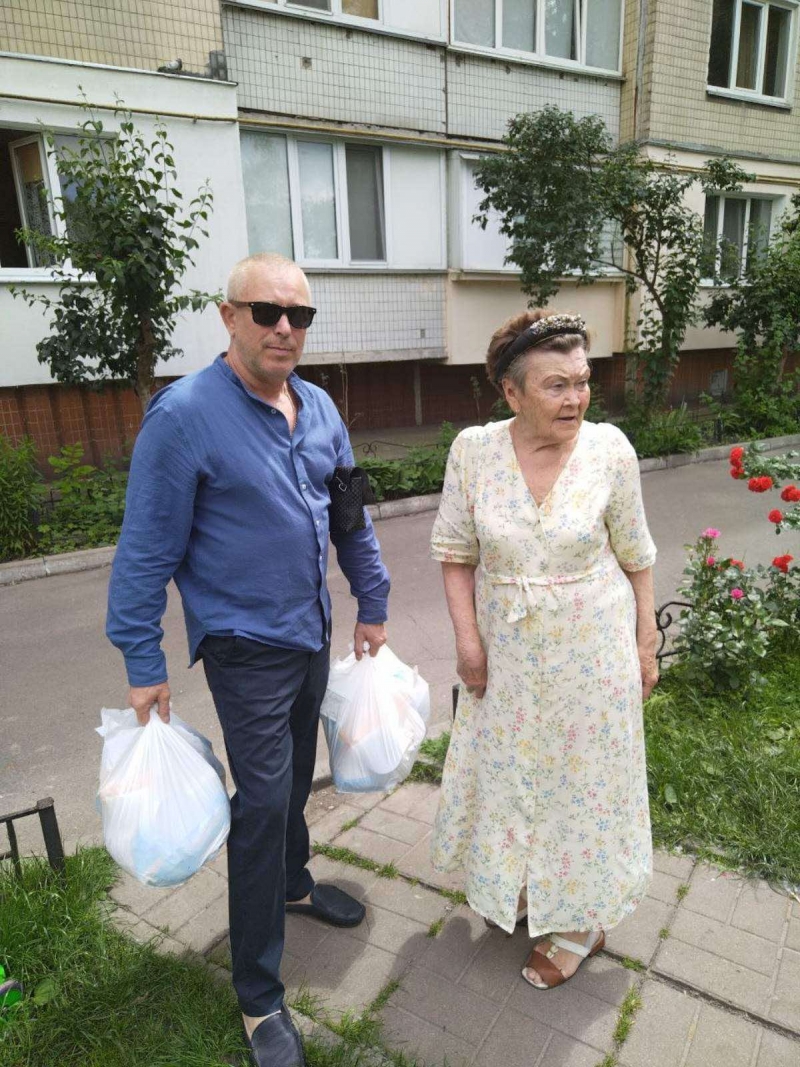 6.06.2024 Продовжуємо робити добрі справи, громадський дипломат ГО &laquo;Міжнародна дипломатична місія &laquo;ОБСЕ&raquo; Сергій Дацюк передає жінці похилого віку яка мешкає на Теремках 1 продукти харчування.