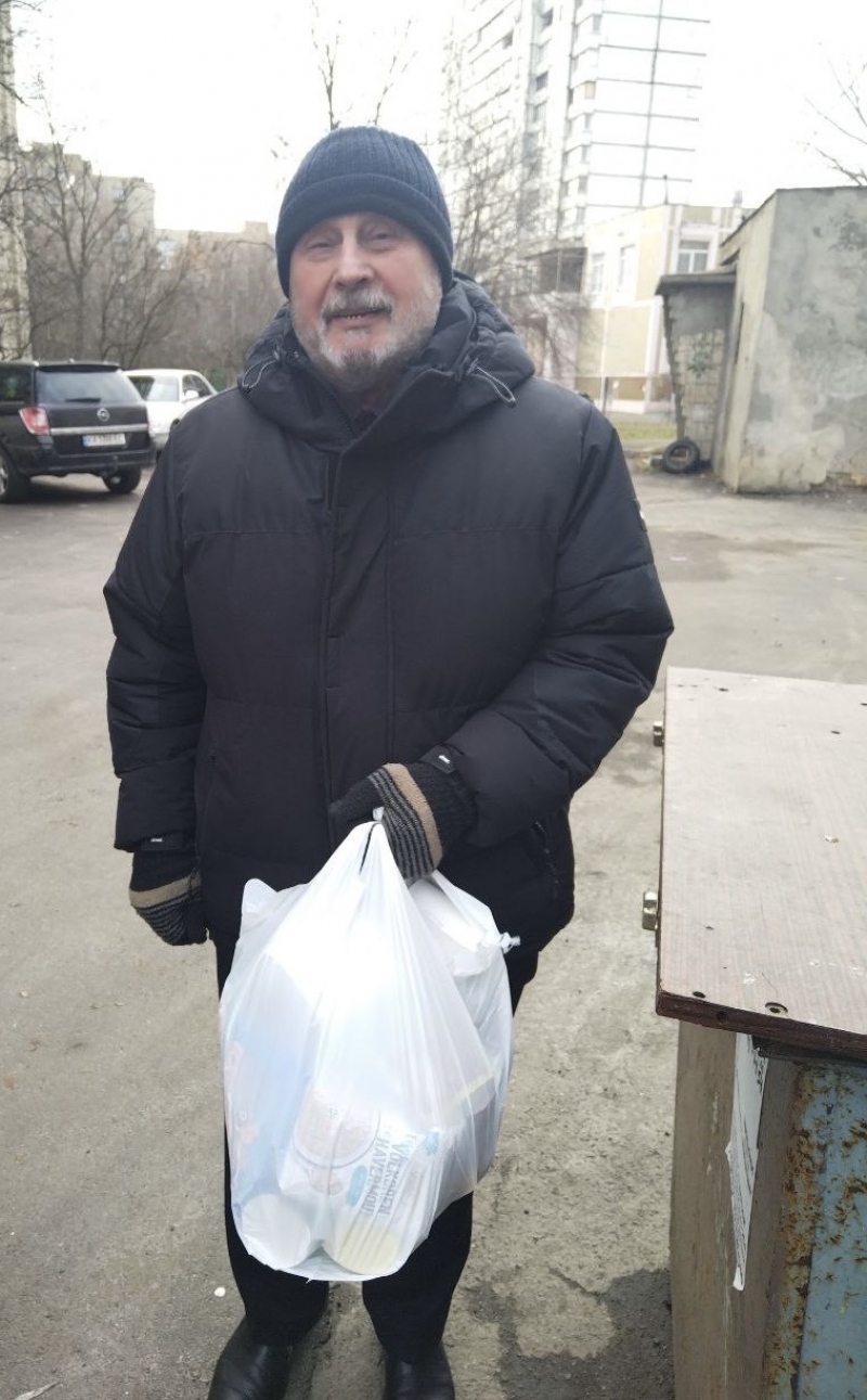29.12.2024 Продовжуємо робити добрі справи!  Заступник голови правління (громадський дипломат) ГО &laquo; Міжнародна Дипломатична місія &laquo;ОБСЕ&raquo; Володимир Загоруйко передав людині похилого віку продукти харчування.