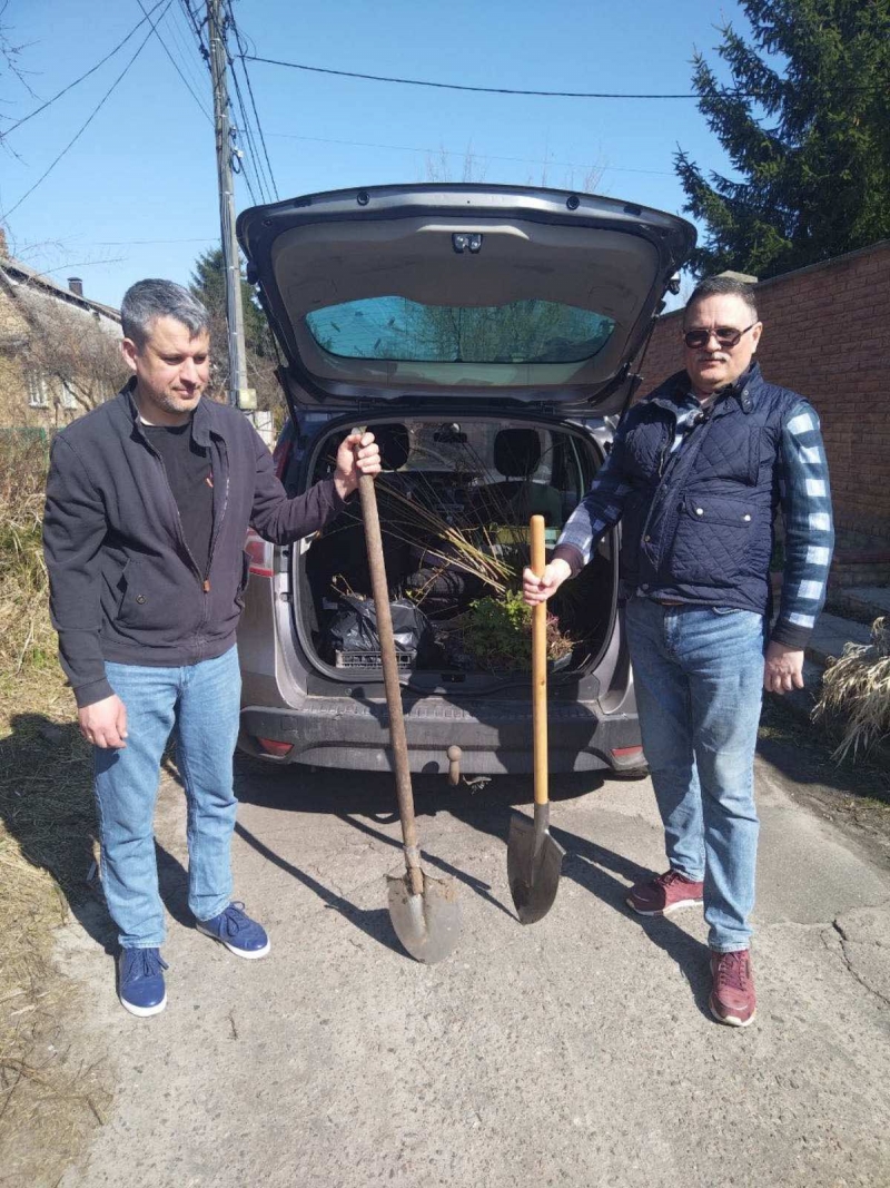 29.03.2025 Продовжуємо робити добрі справи!  Заступник голови правління (громадський дипломат) ГО &laquo; Міжнародна Дипломатична місія &laquo;ОБСЕ&raquo; Володимир Загоруйко з волонтерами висаджують саджанці в дитячому садочку.
