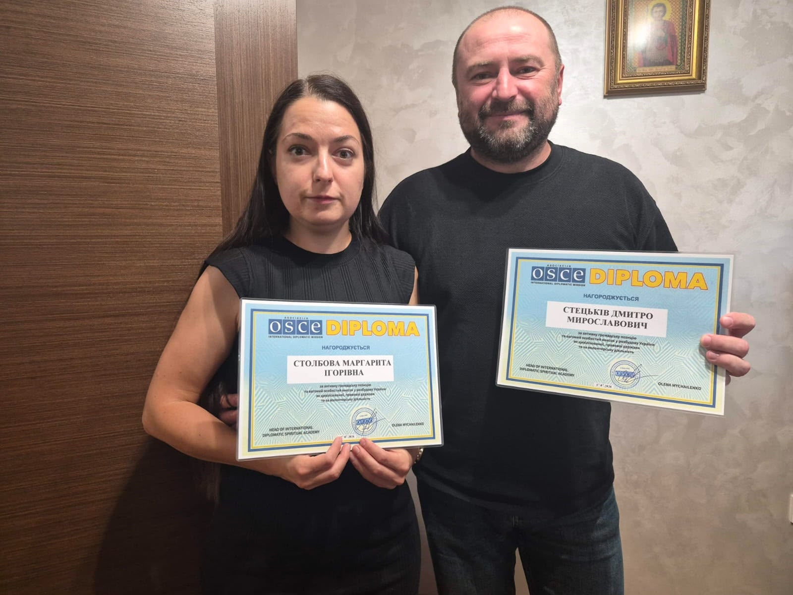 19.07.2026 Заступник голови правління ГО «Міжнародної Дипломатичної Місії «ОБСЕ» Олена Михайленко нагородила Столбову Маргариту Ігорівну та Стецьків Дмитро Мирославовича дипломом.