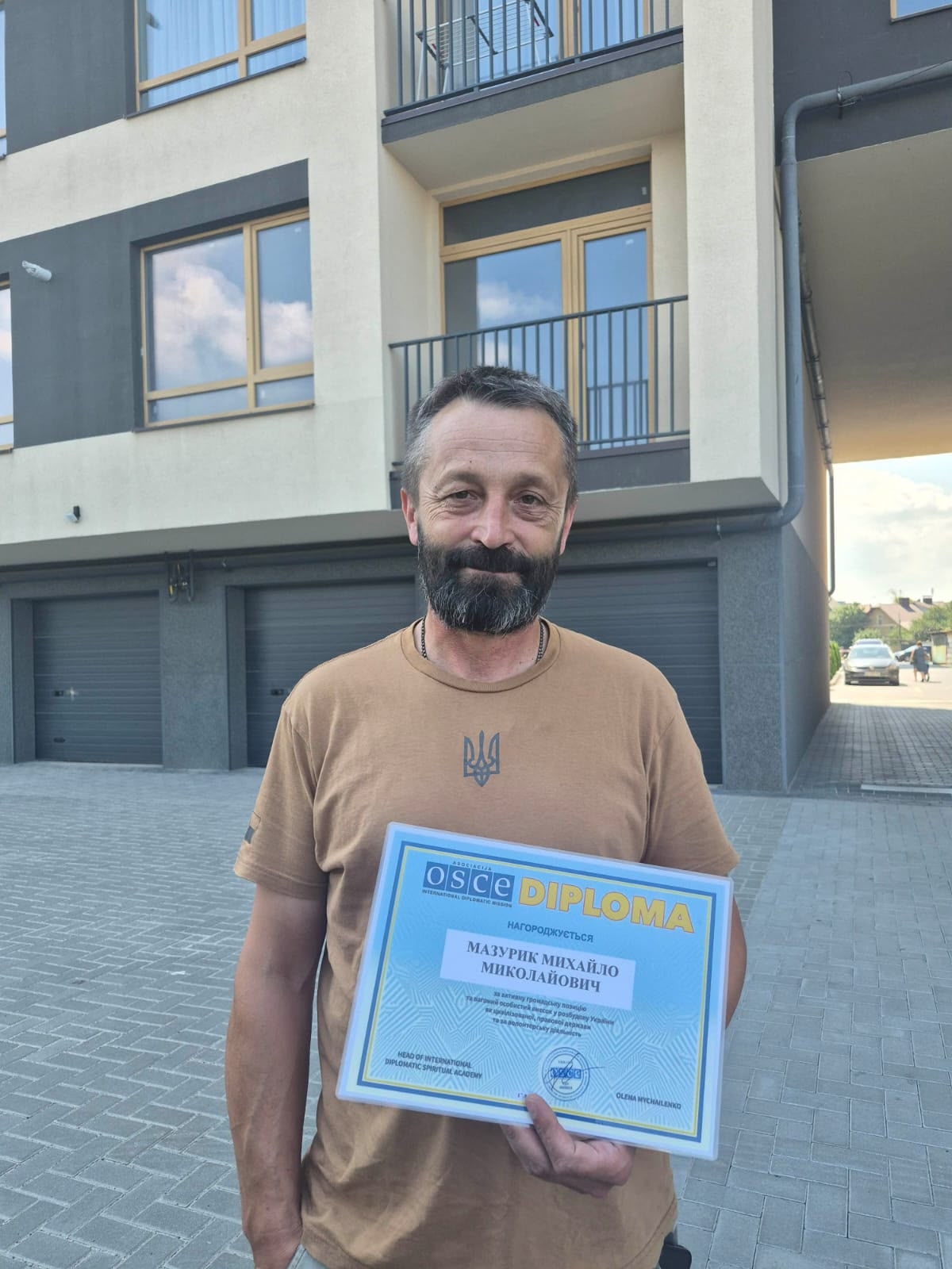 12.07.2026 Заступник голови правління ГО «Міжнародної Дипломатичної Місії «ОБСЕ» Олена Михайленко нагородила Мазурик Михайло Миколайовича дипломом.