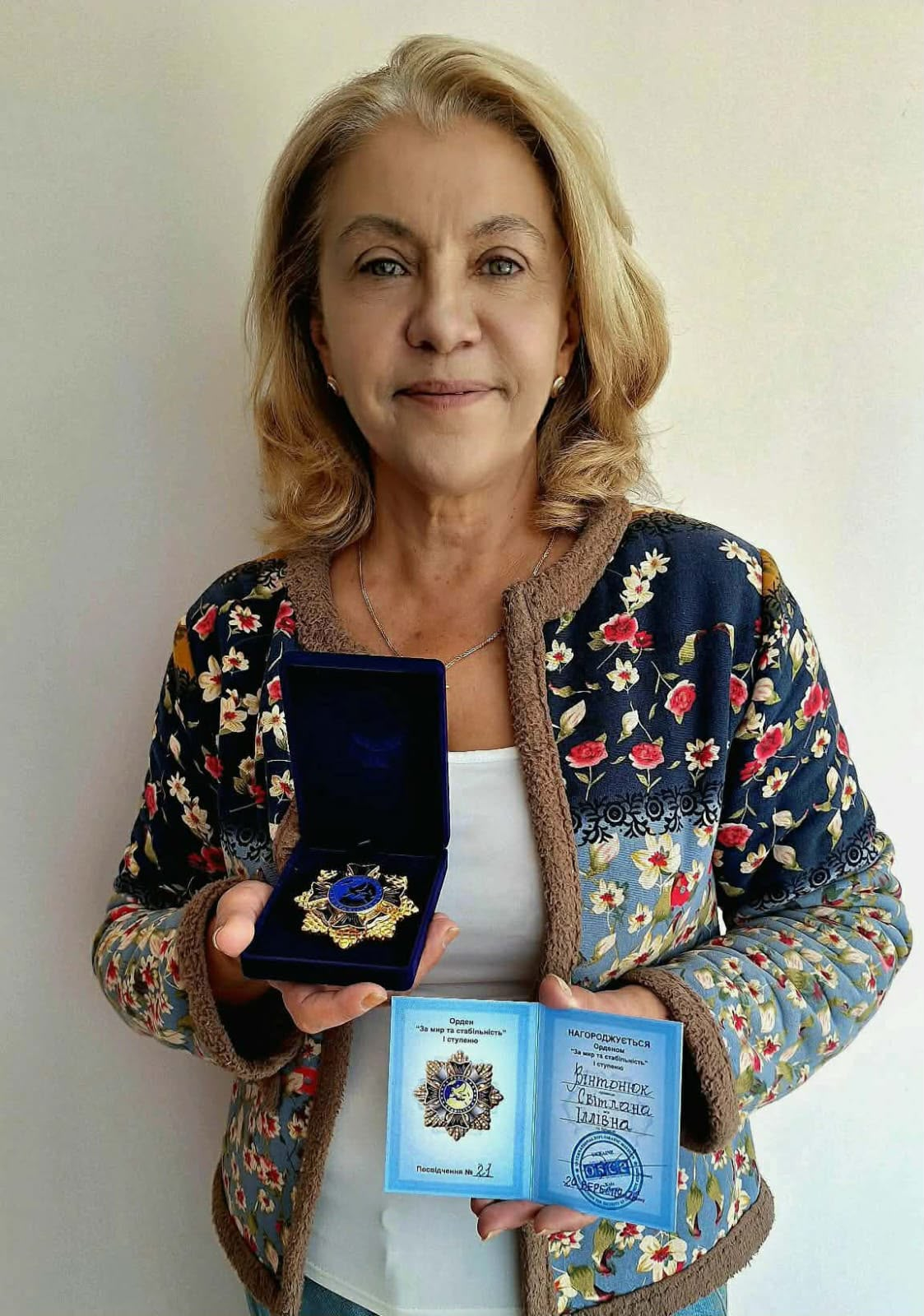 21.09.2026 До всесвітнього дня Миру заступник голови правління ГО «Міжнародної Дипломатичної Місії «ОБСЕ» Олена Михайленко нагородила волонтера (медика) Вінтонюк Світлану Іллівну орденом «Мира та Стабільності) першого ступеню.