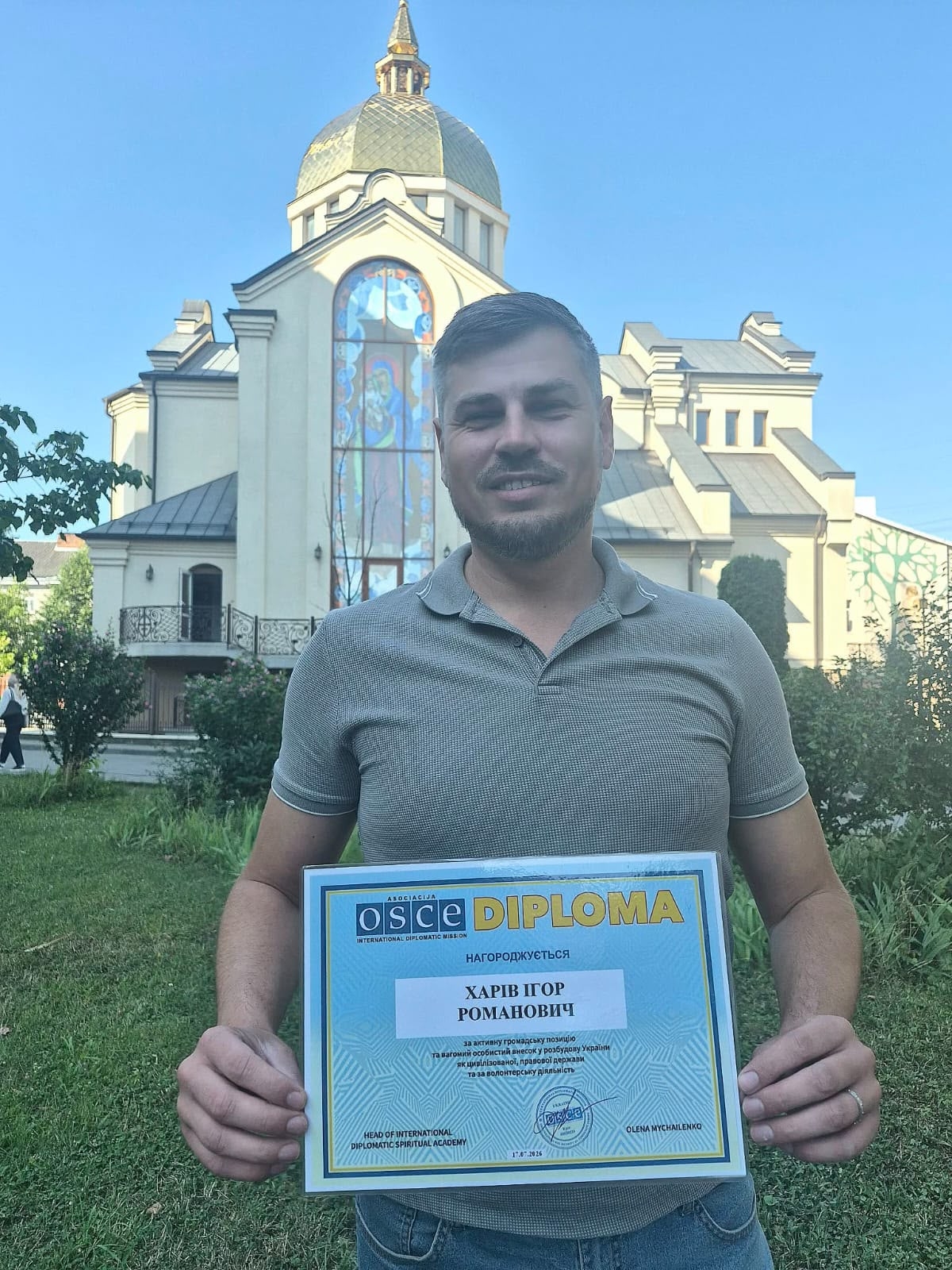 25.07.2026 Заступник голови правління ГО «Міжнародної Дипломатичної Місії «ОБСЕ» Олена Михайленко нагородила Харів Ігоря Романовича дипломом.
