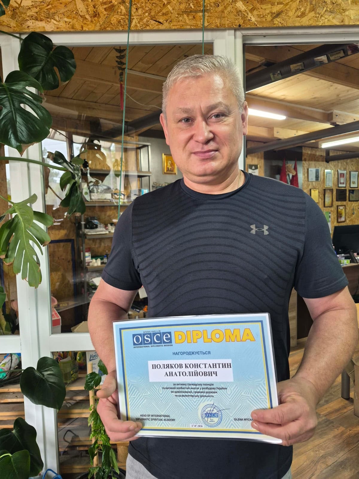 23.07.2026 Заступник голови правління ГО «Міжнародної Дипломатичної Місії «ОБСЕ» Олена Михайленко нагородила Полякова Константина Анатолійовича дипломом.